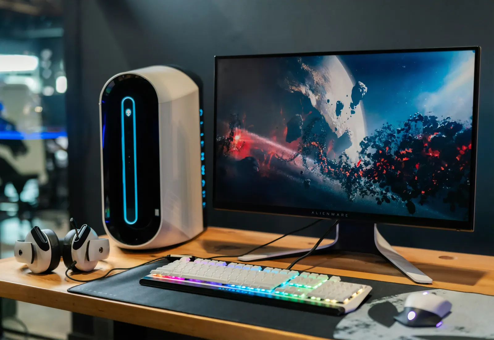 Setup PC gaming avec tour, écran et clavier rétroéclairés