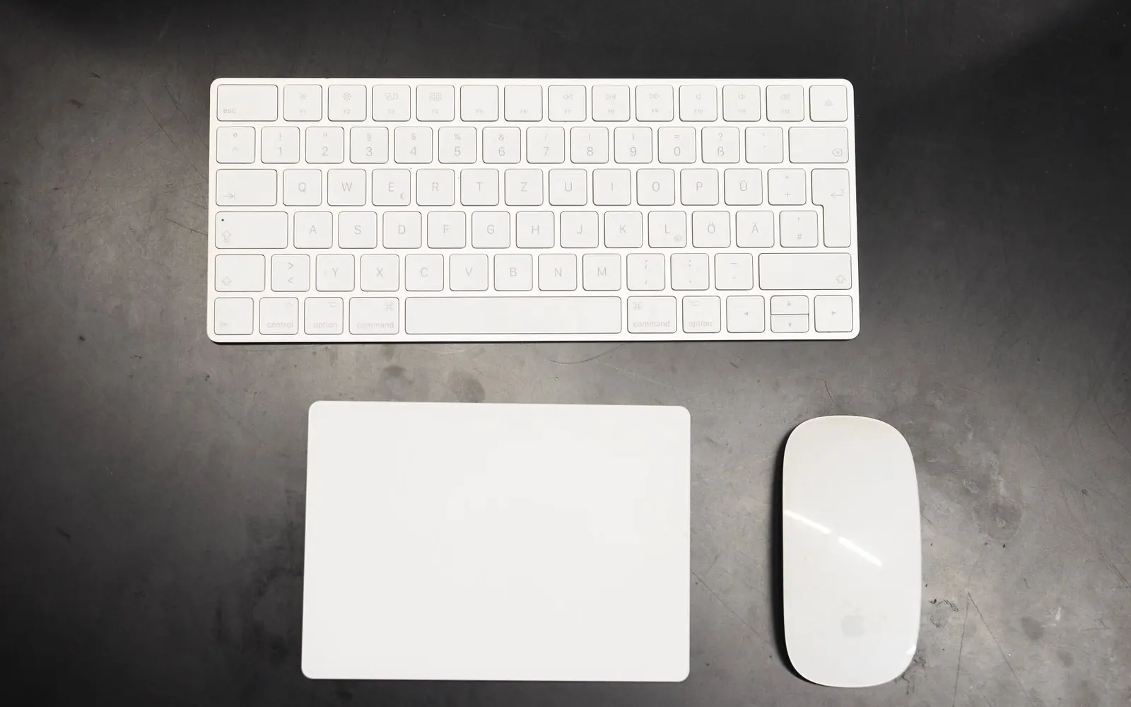 Clavier, souris et pavé tactile neufs disposés avant préparation