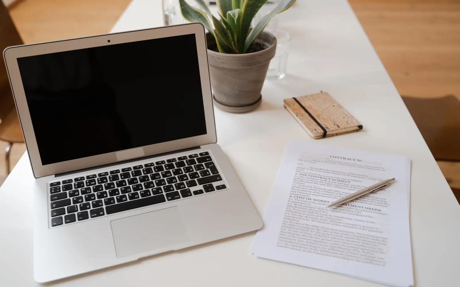 Ordinateur portable neuf ouvert sur un bureau clair