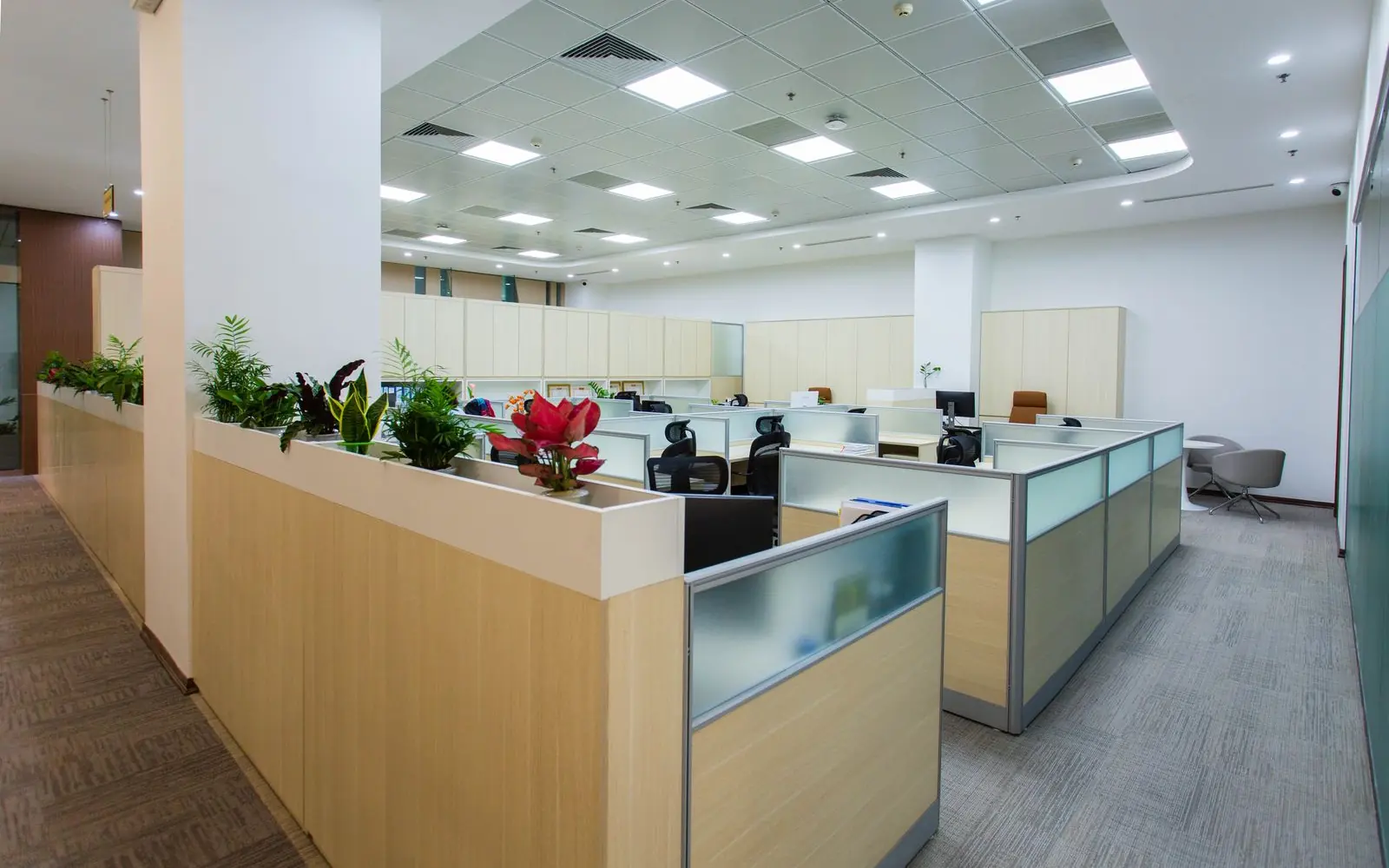 Bureaux d’un open space équipés de postes de travail