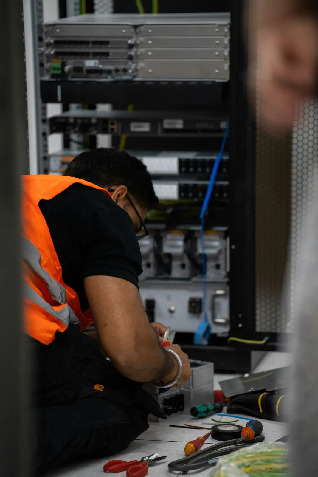 Technicien intervenant sur un rack de serveurs